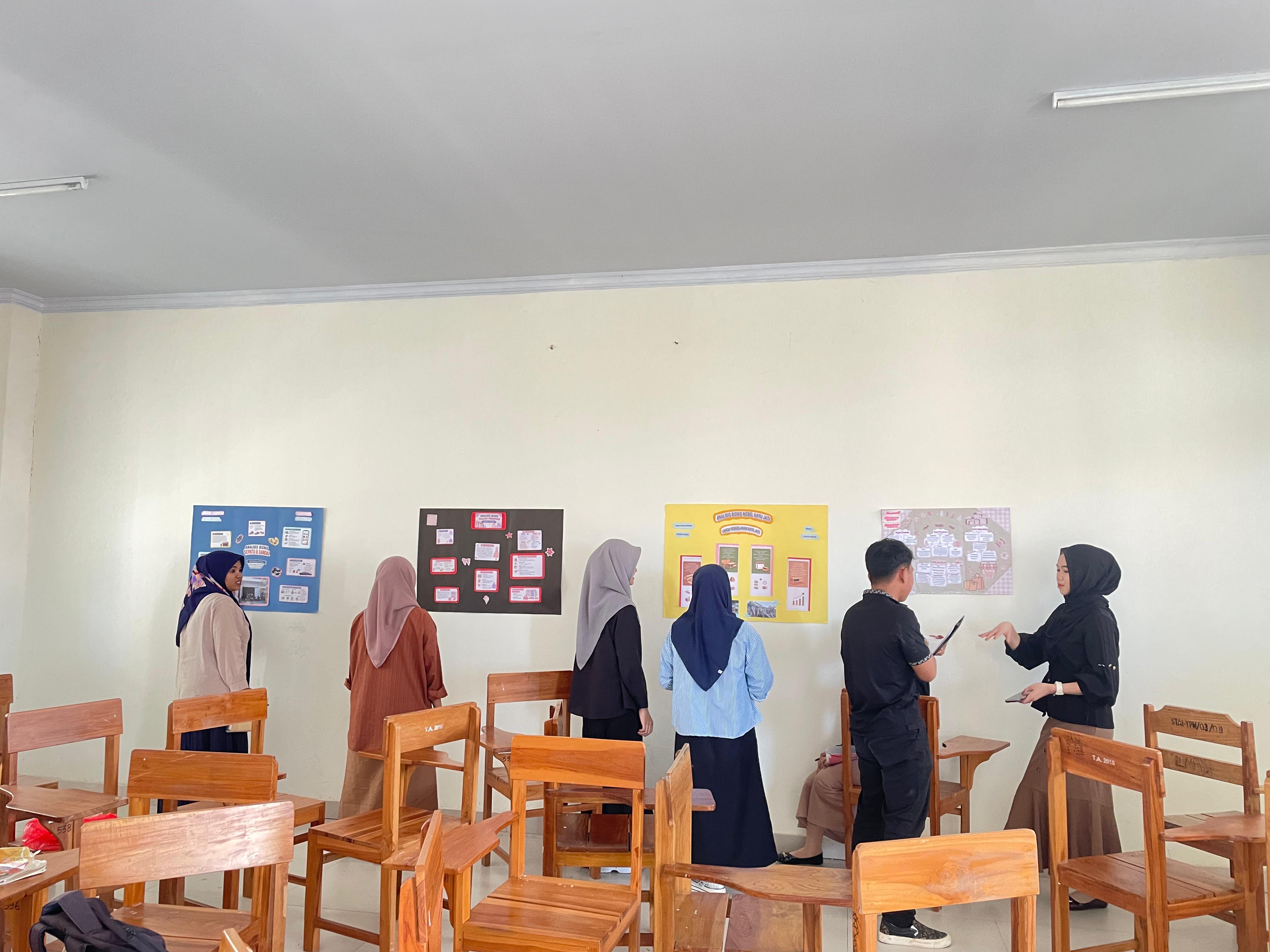 Aktif, Kreatif, Kolaboratif: Mahasiswa Akuntansi Syariah STAIN Majene Terapkan Metode Gallery Walk di Kelas